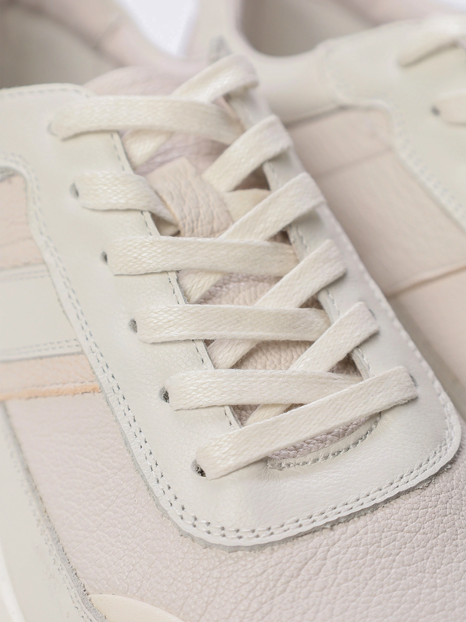 Кроссовки белого цвета на средней подошве